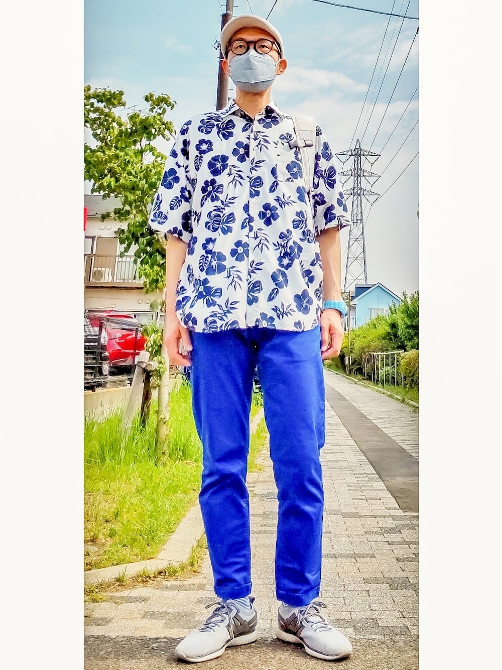 「柄シャツ、カラーパンツ、ブルー x ホワイト、リュック、ハンチング」｜「LOVELESSのサマーフラワー ハーフスリーブシャツ（シャツ/ブラウス、ホワイト系）」を使った、h-tanさん（メンズ・173cm）の夏コーディネートの1枚目の写真