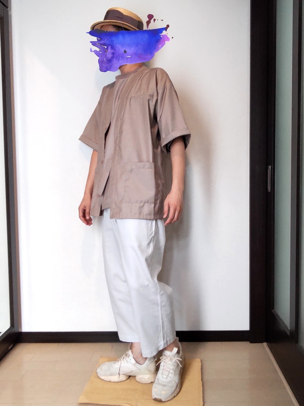 「レイヤードスタイル、麦わら帽子、白パンツ、スニーカー、休日スタイル、きれいめカジュアル」｜「CREARE -LINO-のTR胸ポケット プルオーバーオーバーシャツ<セットアップ>（シャツ/ブラウス、ベージュ系）」を使った、h-tanさん（メンズ・173cm）の夏コーディネートの1枚目の写真