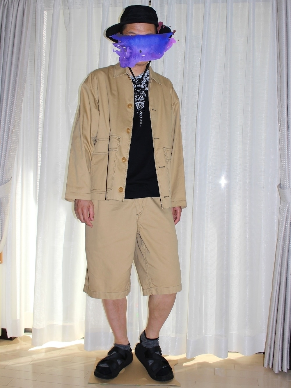 「ベージュ×ブラック、ハーフパンツ、サファリハット、カリグラフィーアート、サンダル、秋服準備はじめました、カジュアル、バケットハット、スポーツサンダル」｜「MARCELO BURLONのアイテム（Tシャツ/カットソー、ブラック系）」を使った、h-tanさん（メンズ・173cm）の秋コーディネートの1枚目の写真