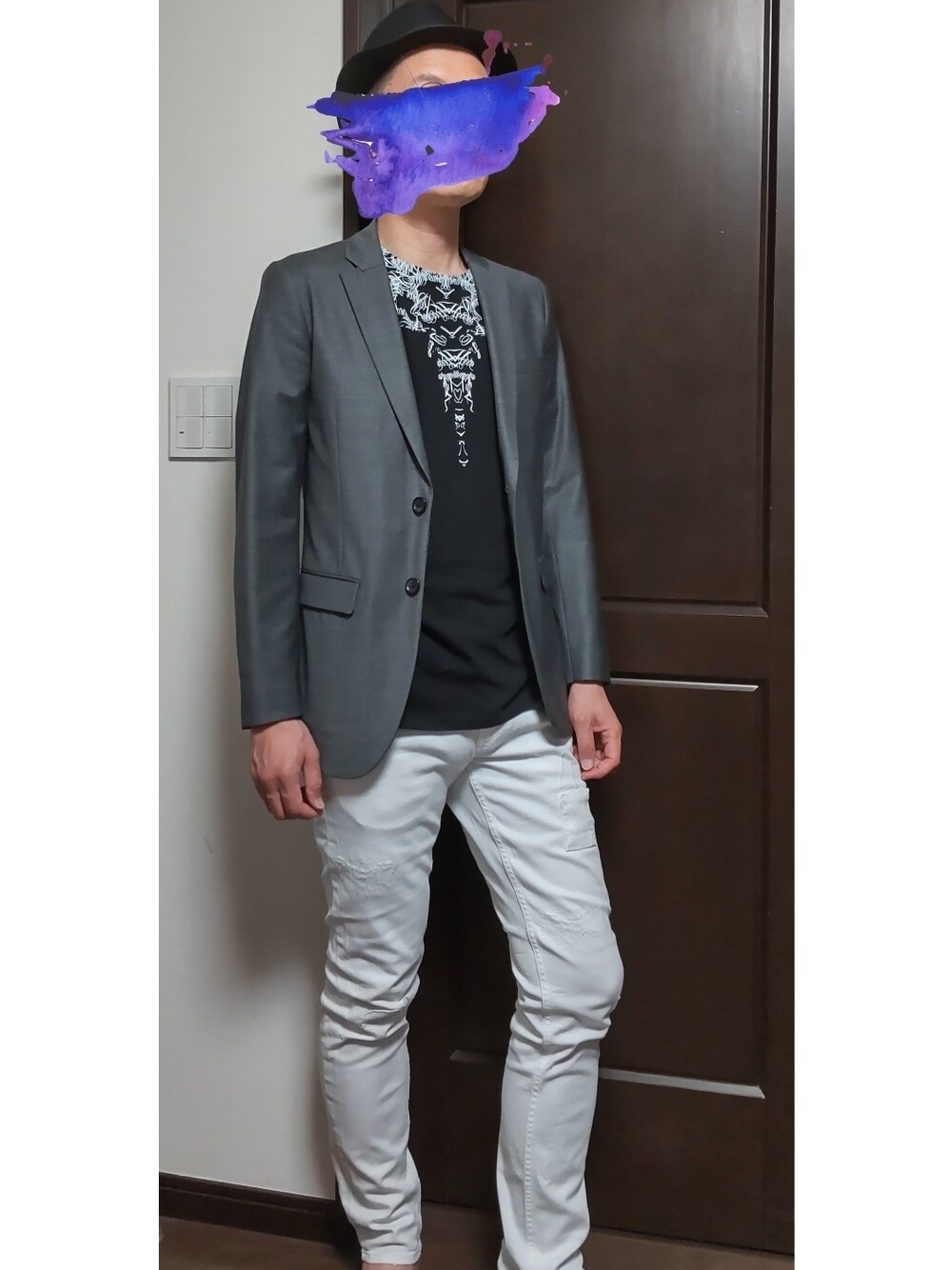 グレー系のテーラードジャケット、ブラック系のTシャツ/カットソー、ホワイト系のデニムパンツを着用したメンズの夏コーディネートの1枚目の写真