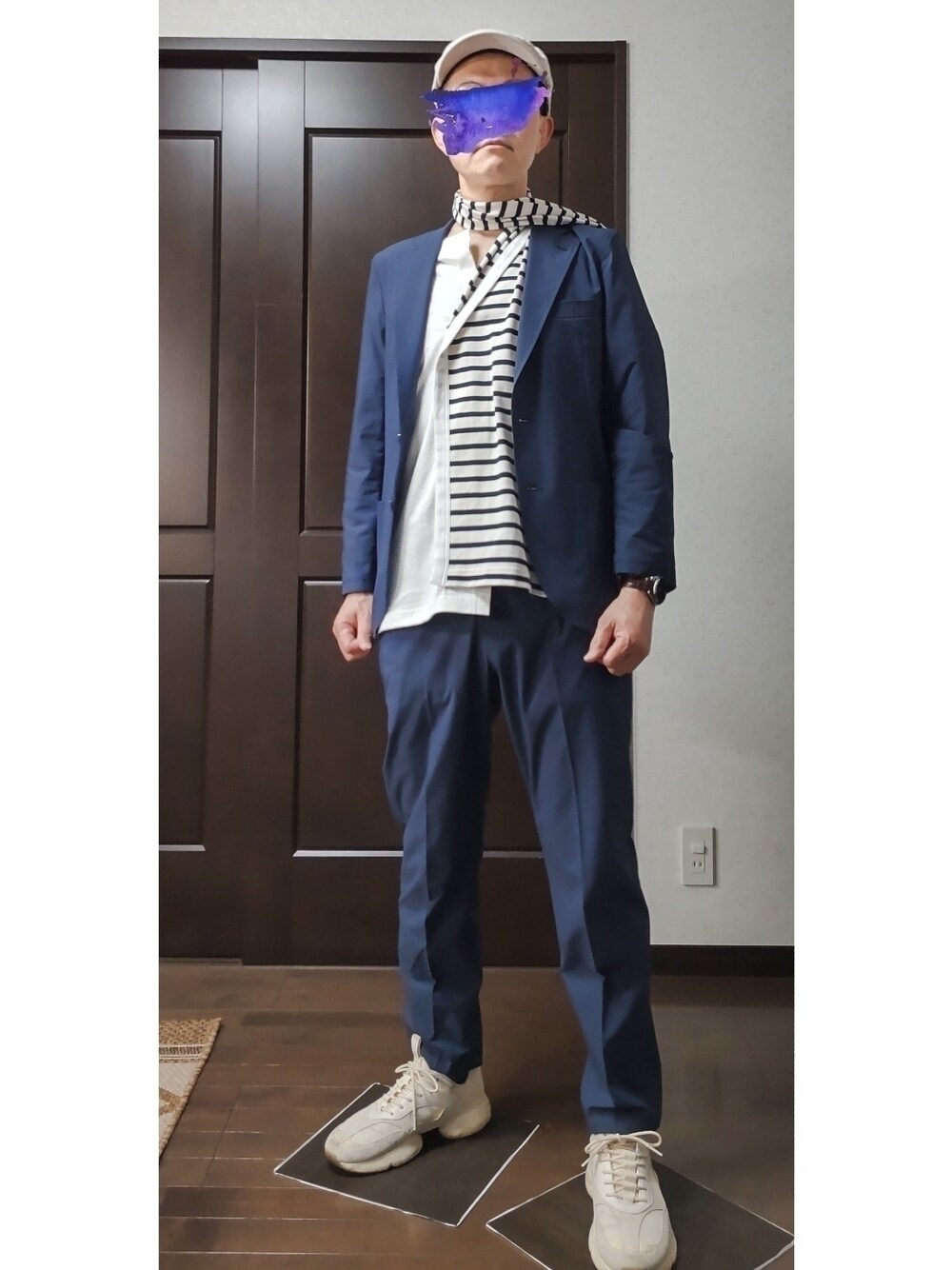 ブルー系のテーラードジャケット、ブルー系のTシャツ/カットソー、ブルー系のスラックスを着用したメンズの春コーディネートの1枚目の写真