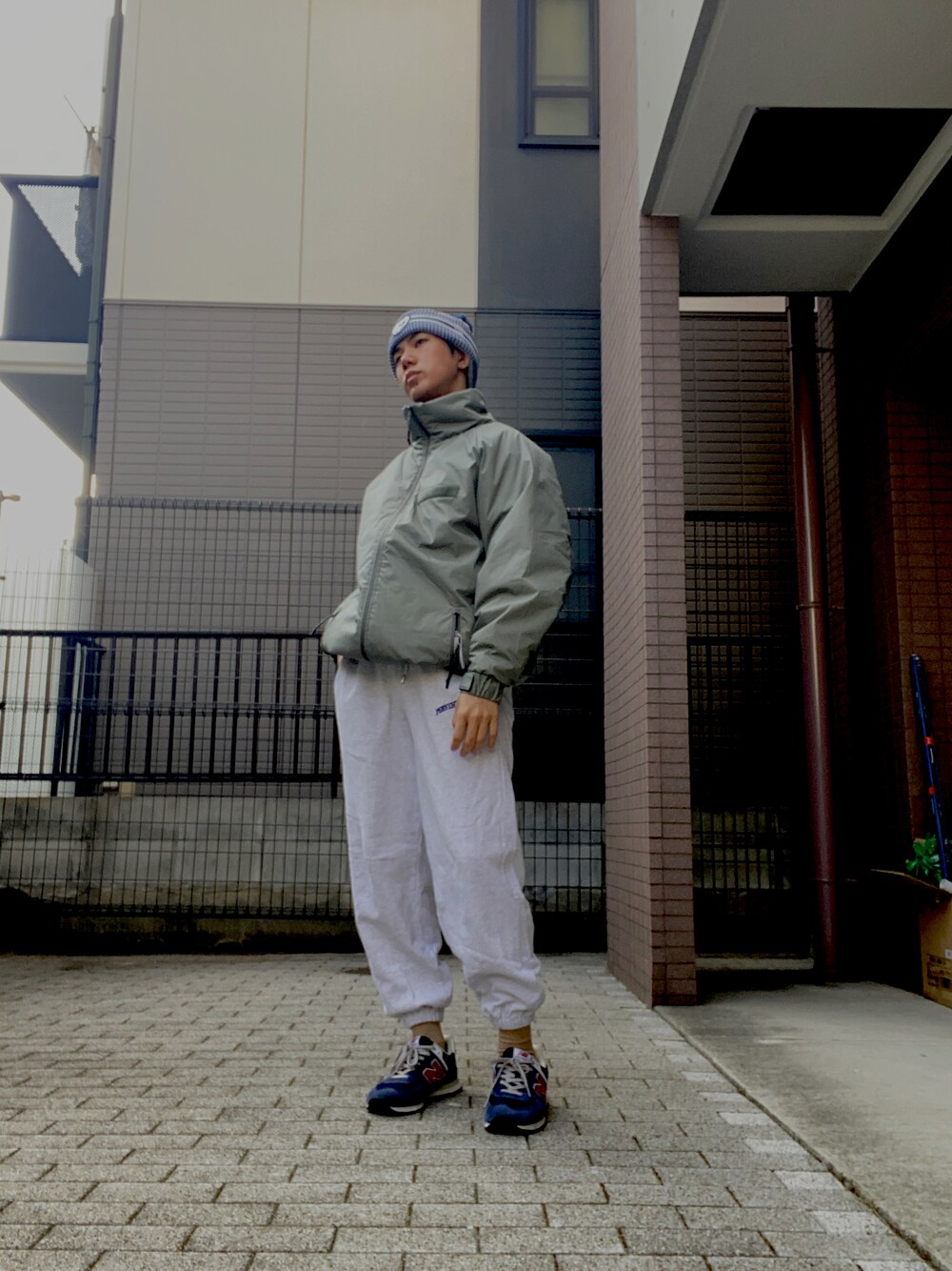 「ボンボンニット帽、ダウンジャケット、sporty、スウェットパンツ、New Balance、model、モデル、被写体モデル、被写体モデル募集、ポートレートモデル、サロンモデル募集中、サロンモデル、関西サロンモデル、おしゃれさんと繋がりたい、おしゃれコーデ」｜「NEW BALANCEのアイテム（スニーカー、その他）」を使った、seiさん（メンズ・175cm）の冬コーディネートの1枚目の写真