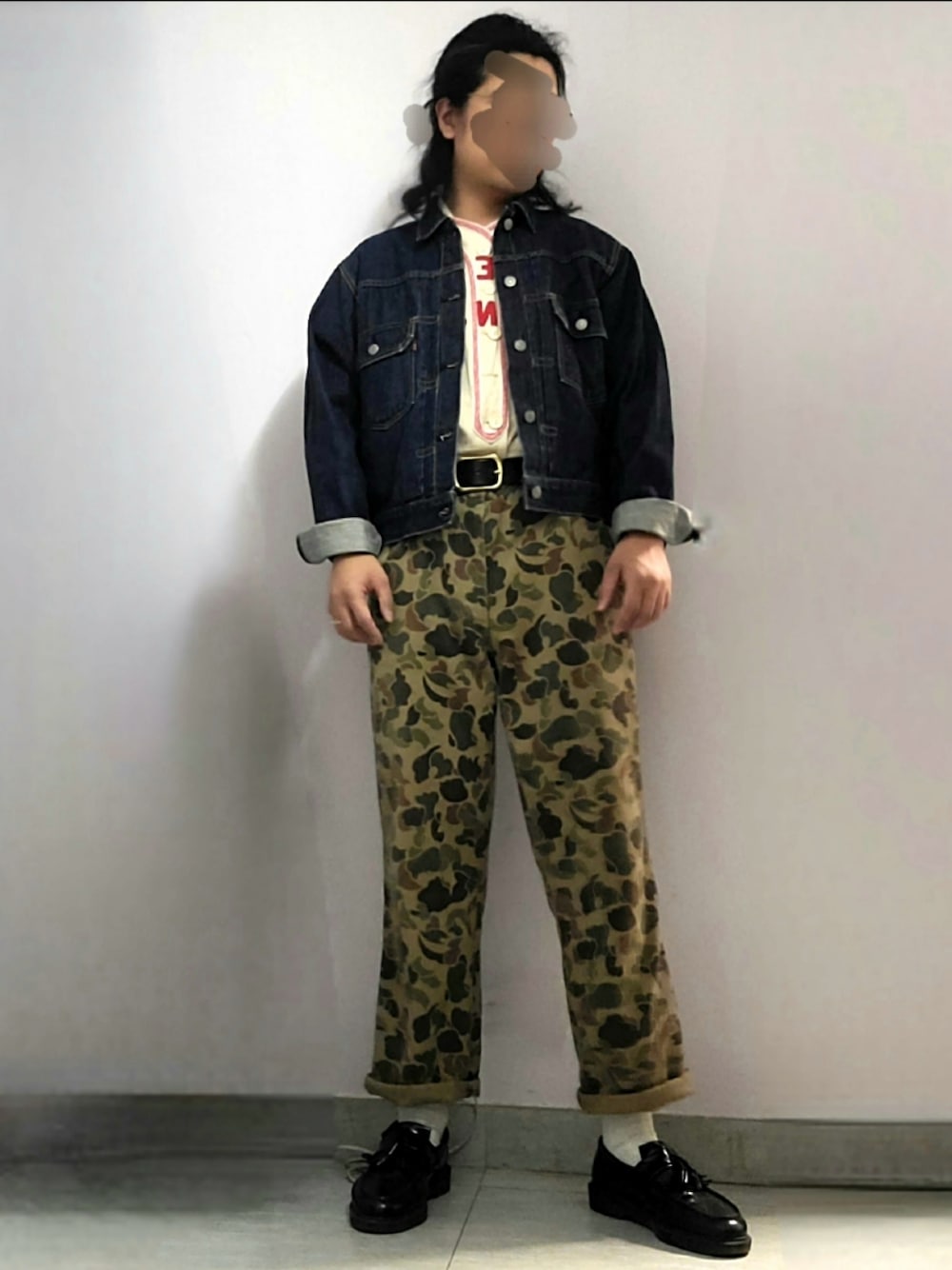 その他のチノパンツ、ブラック系のローファー、ベージュ系のスウェットを着用したメンズの冬コーディネートの1枚目の写真