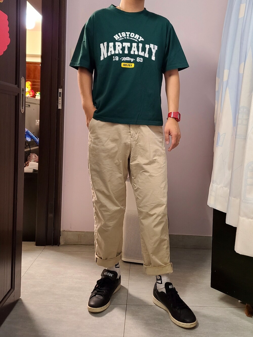 「夏、30代、30代コーデ、緑、GLOBAL WORK、adidas、adidas originals、stan smith、HUMAN MADE、CASIO、G-SHOCK、170cm、170cmコーデ、スニーカー、Tシャツ」｜「GLOBAL WORKのアイテム（チノパンツ、ベージュ系）」を使った、setaroさん（メンズ・172cm）の夏コーディネートの1枚目の写真