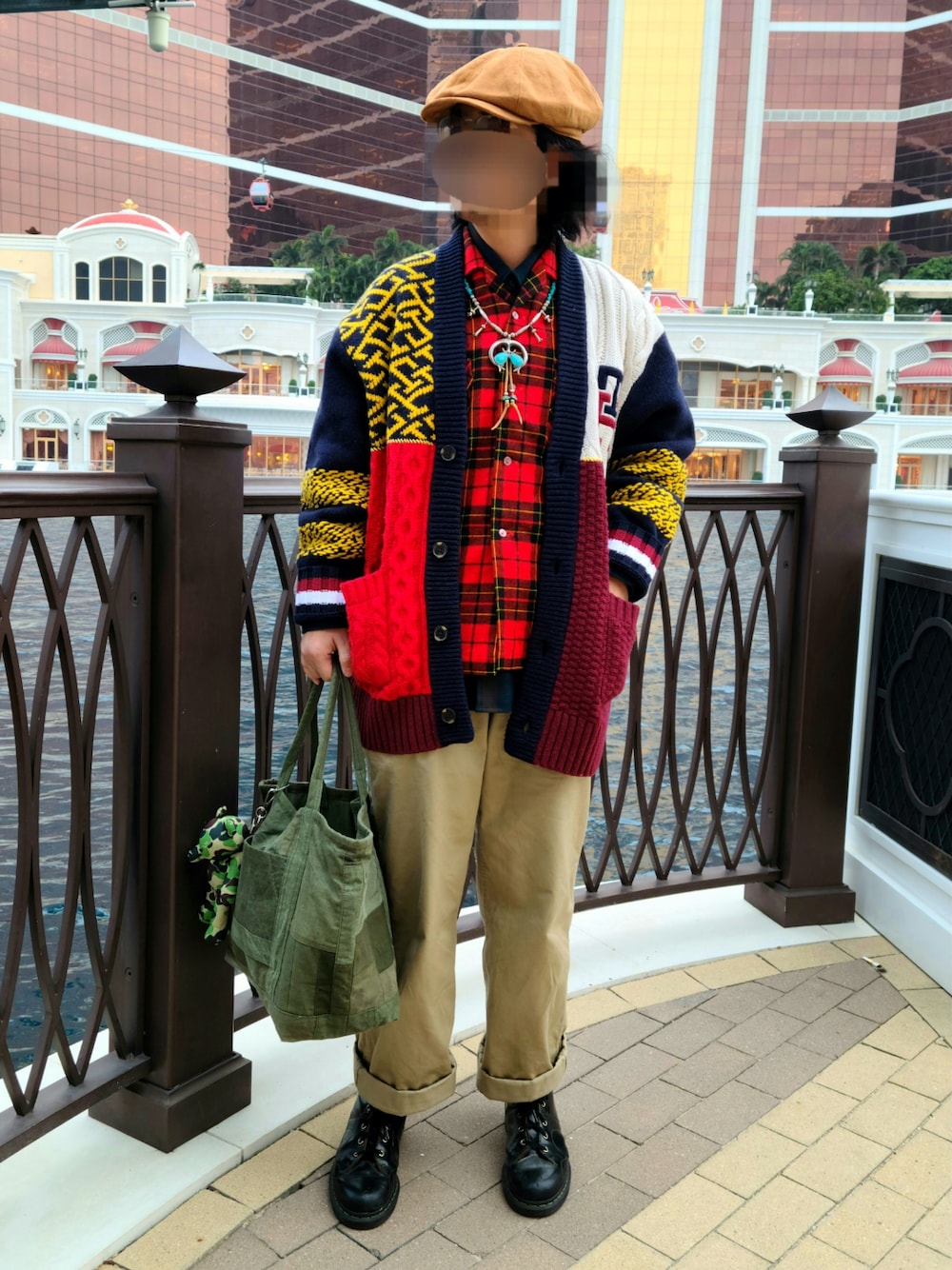「ベレー帽、シャツ、休日スタイル、新年一発目、冬のコーデ、ニットコート、ミリタリーパンツ、ブーツ、Dr.Martens、TOMMY HILFIGER、UNQLO」｜「hoboのアイテム（クラッチバッグ、グリーン系）」を使った、setaroさん（メンズ・172cm）の冬コーディネートの1枚目の写真
