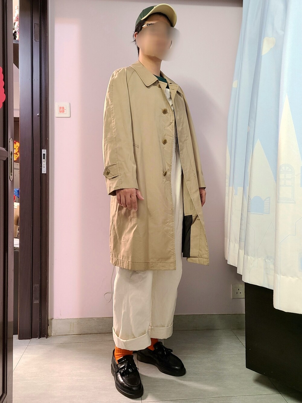 「170cm、30代、Dr.Martens、GU、オーバーコート、ローファー、オーバーオール」｜「Dr. Martensのアイテム（ローファー、ブラック系）」を使った、setaroさん（メンズ・172cm）の春コーディネートの1枚目の写真