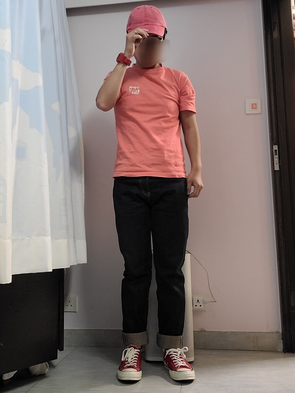 「紅色、赤、converse、the quiet life、H&M、170cm、CASIO、30代、男の子、夏コーデ」｜「UNBRANDED DENIMのUB269（デニムパンツ、ブルー系）」を使った、setaroさん（メンズ・172cm）の春コーディネートの1枚目の写真