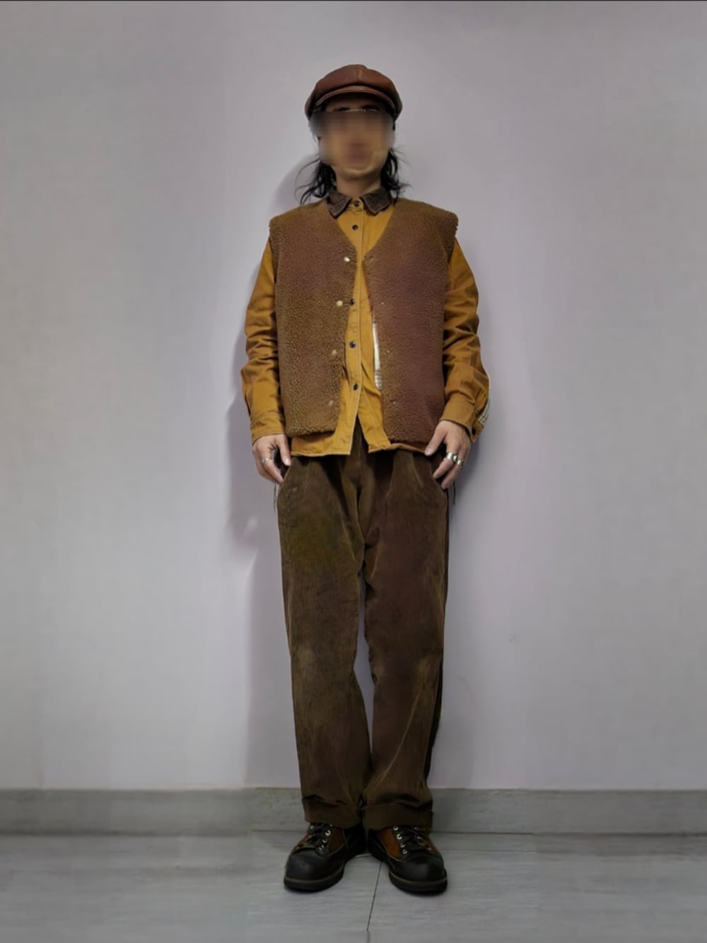 「メンズファッション、ベレー帽、ベスト、シャツ、コーデュロイパンツ、ブーツ、Danner、CHUMS、MONO-MART、30代コーデ」｜「non stockのアイテム（スラックス、ブラウン系）」を使った、setaroさん（メンズ・172cm）の春コーディネートの1枚目の写真