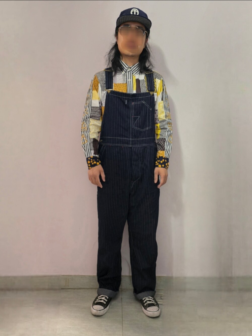 「キャップ、シャツ、秋コーデ、オーバーオール、スニーカー、converse、30代コーデ」｜「CONVERSEのアイテム（スニーカー、ブラック系）」を使った、setaroさん（メンズ・172cm）の秋コーディネートの1枚目の写真
