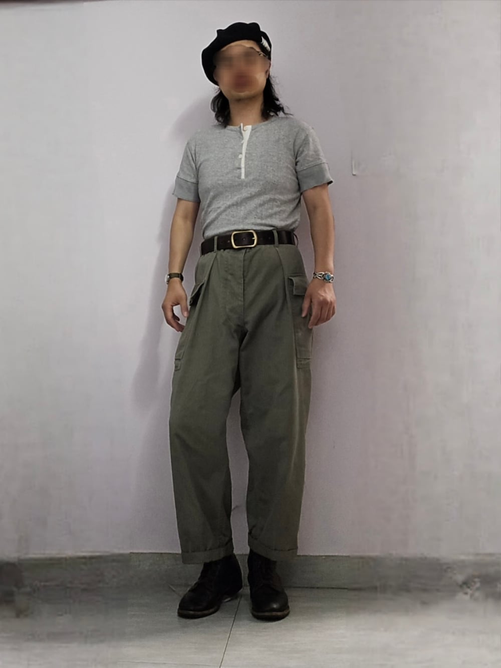 「夏コーデ、ベレー帽、ミリタリーパンツ、ブーツ、時計、ブレスレット、vintage、RED WING、journal standard」｜「JOURNAL STANDARDのアイテム（チノパンツ、グリーン系）」を使った、setaroさん（メンズ・172cm）の夏コーディネートの1枚目の写真