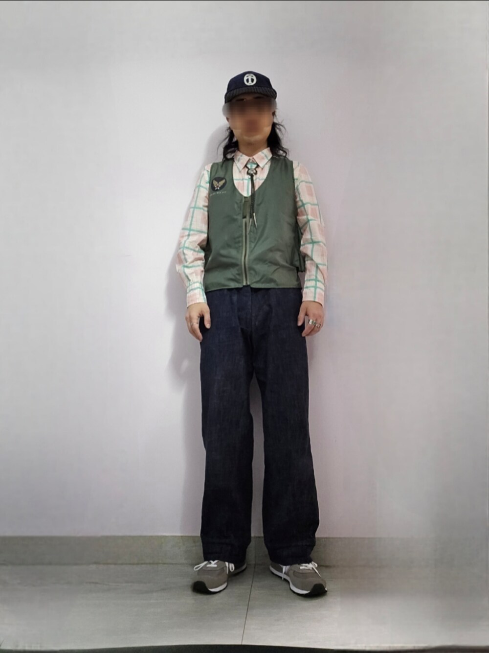 「キャップ、ベスト、シャツ、デニムパンツ、スニーカー、New Balance、LEVI'S VINTAGE CLOTHING、USARMY、古着MIX、メンズファッション」｜「remainsのアイテム（デニムパンツ、ブルー系）」を使った、setaroさん（メンズ・172cm）の春コーディネートの1枚目の写真