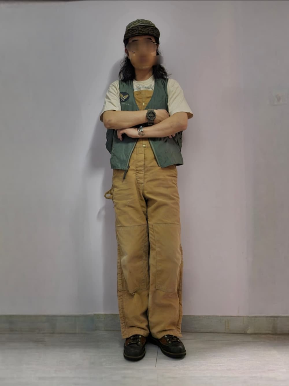 「キャップ、Tシャツ、ベスト、オーバーオール、ブーツ、carhartt、Danner、USARMY、vintage、古着MIX、メンズファッション」｜「Carharttのアイテム（サロペット/オーバーオール、ブラウン系）」を使った、setaroさん（メンズ・172cm）の春コーディネートの1枚目の写真
