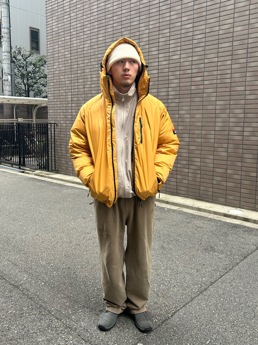「冬コーデ、冬アウター、keboz、ニット帽、スウェットパンツ、今日のコーデ、ootd、ダウンジャケット、カラーコーデ、お出かけコーデ、休日コーデ、スニーカー、ナイロンジャケット、オーバーサイズ、NANGA」｜「Eddie Bauerのアイテム（シューズ、グレー系）」を使った、kztzzzさん（メンズ・176cm）の冬コーディネートの1枚目の写真