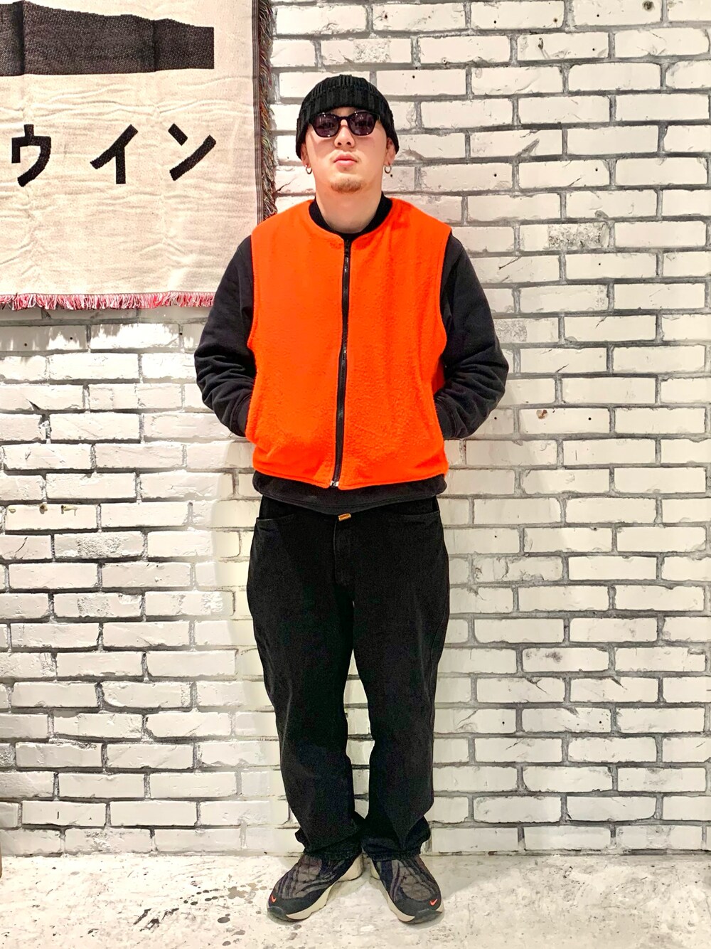 「メンズファッション、シンプルコーデ、ストリートMIX、デニムコーデ、ブラック、ベスト、ootd、NIKE」｜「BEAMS PLUSのアイテム（ニットキャップ/ビーニー、ブラック系）」を使った、kztzzzさん（メンズ・176cm）の春コーディネートの1枚目の写真