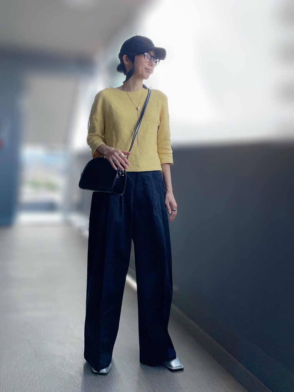 「秋服まるっと大公開、イエロー、アラフィフ、ワイドパンツ、シルバーシューズ、シルバー、キャップ」｜「newhattanの【newhattan】  ニューハッタン キャップ STONE WASHED TWILL CAP（キャップ、ブラック系）」を使った、OBASanNOʕ•ᴥ•ʔさん（レディース・161cm）の秋コーディネートの1枚目の写真