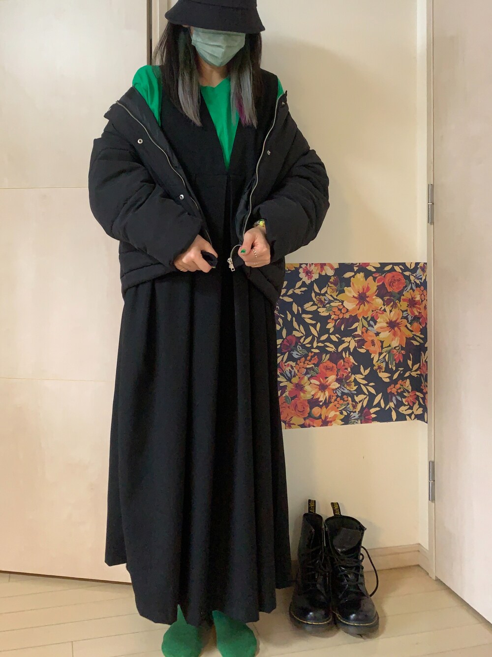 「大人カジュアル、ラクチンコーデ、ブラックコーデ、グリーン、ワンピース、ロングワンピース、オトナ女子、プチプラ、ブーツ、グリーンコーデ、中綿ジャケット、サロペット、サロペットスカート、ロンT、バケットハット」｜「coca（coca）の【2way】ウエストプリーツワンピース（ワンピース、ブラック系）」を使った、OBASanNOʕ•ᴥ•ʔさん（レディース・161cm）の春コーディネートの1枚目の写真
