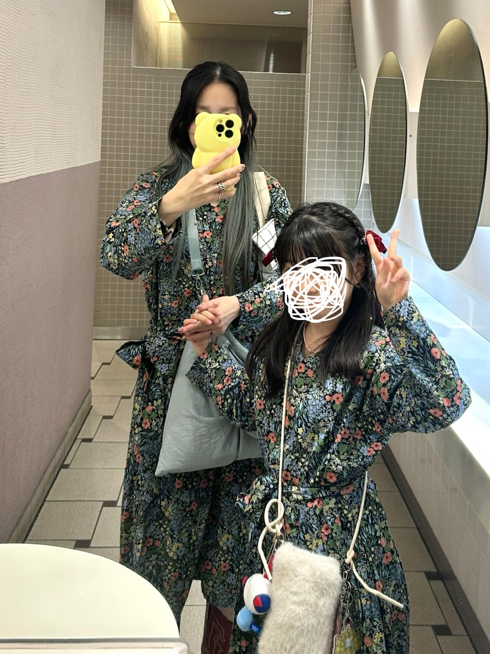 ブルー系のトートバッグを着用したレディースの秋コーディネートの1枚目の写真