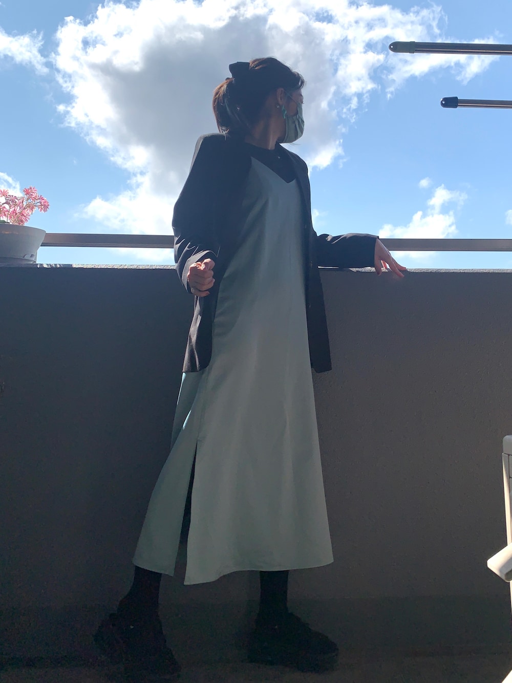 「大人カジュアル、通勤コーデ、ジャケット、ワンピース、キャミワンピ、ミントグリーン、サンダル、今日のコーデ、春コーデ」｜「BAYFLOWのスリットキャミワンピース（ワンピース、ブルー系）」を使った、OBASanNOʕ•ᴥ•ʔさん（レディース・161cm）の春コーディネートの1枚目の写真