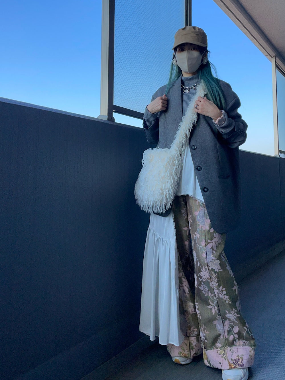 「今日のコーデ、レイヤードスタイル、サテンワンピース、ジャケットスタイル、アラフィフ、白スニーカー、ジャガード、帽子」｜「JEANASISの【SET UP対応】バックギャザーテーラードジャケット/105251（テーラードジャケット、グレー系）」を使った、OBASanNOʕ•ᴥ•ʔさん（レディース・161cm）の春コーディネートの1枚目の写真