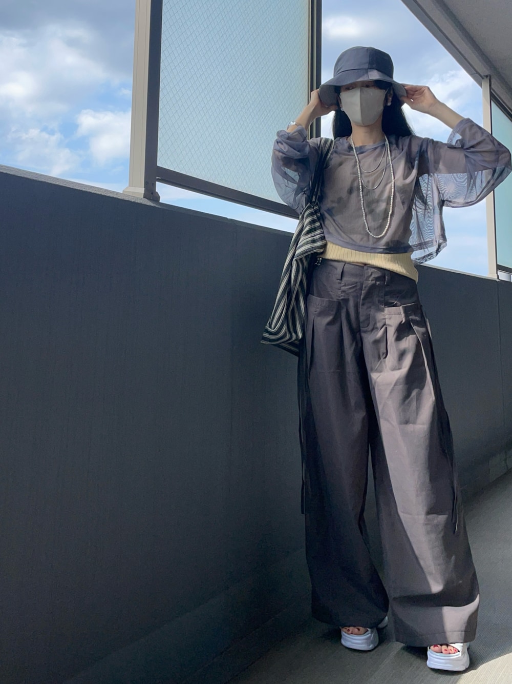 「アラフィフ、レイヤードスタイル、プチプラ、夏コーデ、シアートップス、キャミソール、ワイドパンツ、バケットハット、オールグレー、グレーコーデ、グレー」｜「SHEINのアイテム（ハット、グレー系）」を使った、OBASanNOʕ•ᴥ•ʔさん（レディース・161cm）の夏コーディネートの1枚目の写真