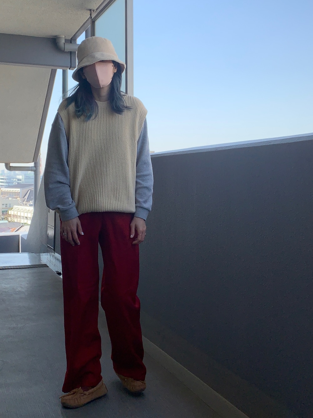 「アラフィフ、ニットベスト、イージーパンツ、赤パンツ、サーマル、バケットハット、春服デビュー宣言、今日のコーデ、大人カジュアル、カジュアルコーデ、パンツコーデ、レイヤードスタイル」｜「UNIQLOのオーバーサイズクルーネックベスト（ベスト、ベージュ系）」を使った、OBASanNOʕ•ᴥ•ʔさん（レディース・161cm）の春コーディネートの1枚目の写真