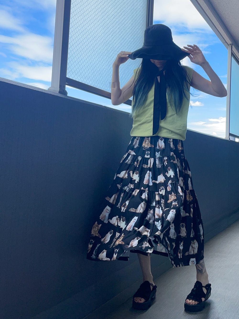 「アラフィフ、ベスト、ノースリーブ、フレアスカート、猫柄」｜「THE YOnのリネン混ワイドブリムバケットハット（ハット、ブラック系）」を使った、OBASanNOʕ•ᴥ•ʔさん（レディース・161cm）の夏コーディネートの1枚目の写真