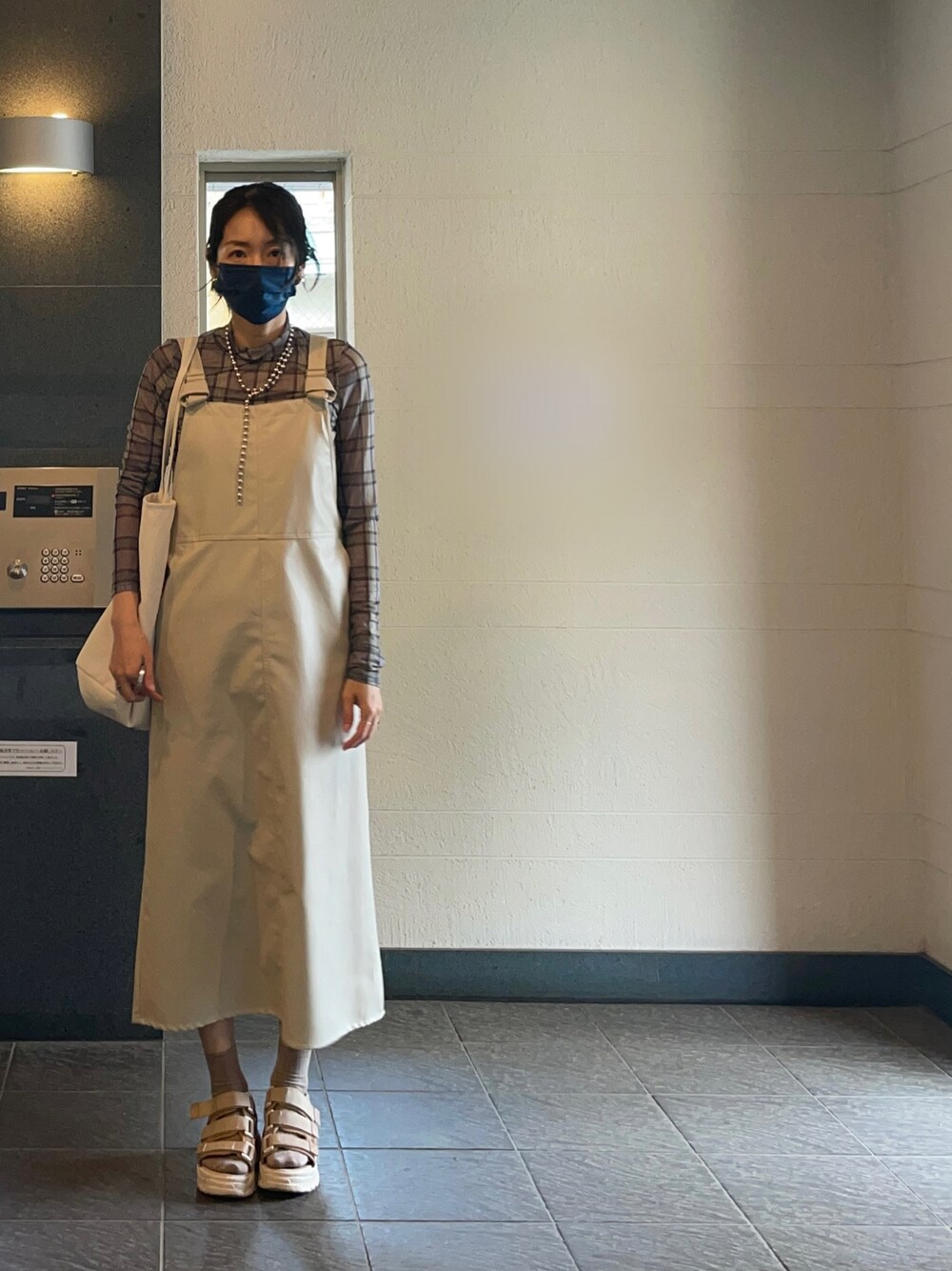 「アラフィフ、エコレザー、サロペットスカート、サロペット、スポーツサンダル、ワントーンコーデ、チェック、シアーシャツ」｜「AmeriのBALL CHAIN ONE ROUND NECKLACE（ネックレス、シルバー系）」を使った、OBASanNOʕ•ᴥ•ʔさん（レディース・161cm）の春コーディネートの1枚目の写真