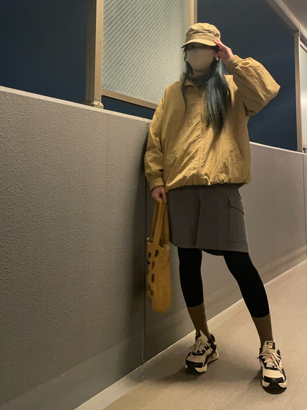 「アラフィフ、ハーフパンツ、ナイロンジャケット」｜「PAGEBOYのクリアカーゴショートパンツ（その他パンツ、グレー系）」を使った、OBASanNOʕ•ᴥ•ʔさん（レディース・161cm）の春コーディネートの1枚目の写真