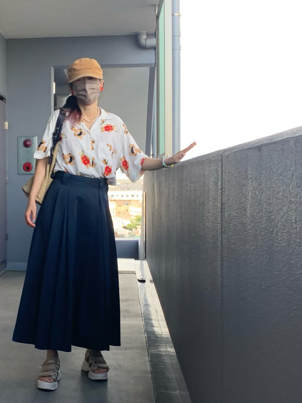 「Dickies、チノスカート、スカート、コラボ、ピンクハウス、通勤コーデ、今日のコーデ、シャツスタイル、ワークキャップ、ニューエラ、厚底サンダル、サンダル、柄シャツ」｜「PINK HOUSEのアイテム（シャツ/ブラウス、その他）」を使った、OBASanNOʕ•ᴥ•ʔさん（レディース・161cm）の夏コーディネートの1枚目の写真