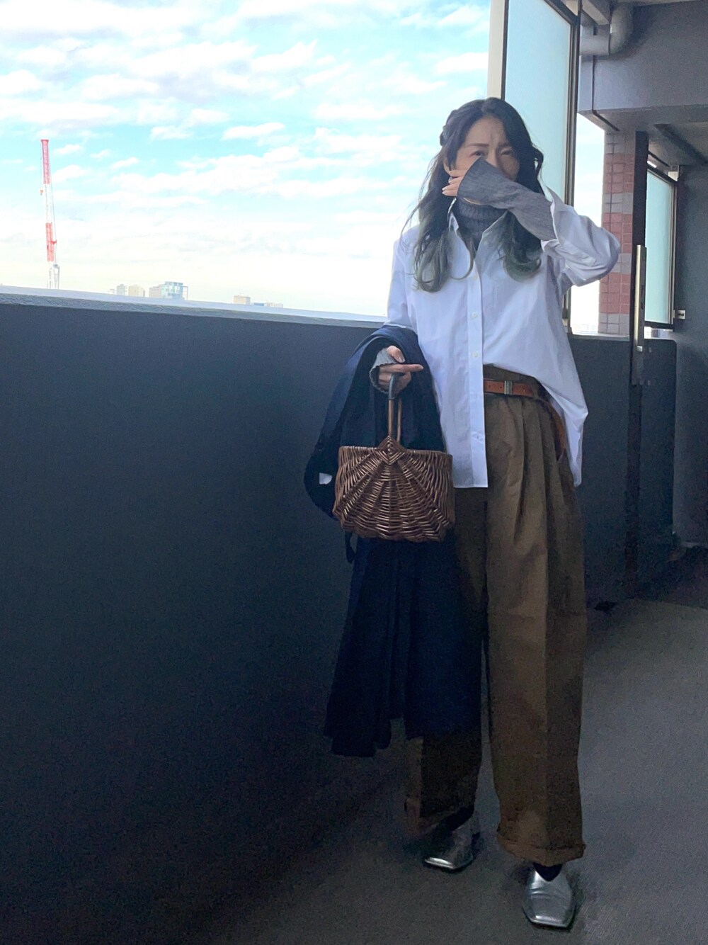 「アラフィフ、白シャツ、チノパン、かごバッグ、レイヤードスタイル、タートルネック、タートルネックニット、パンプス、シルバー」｜「GRLのサムホール付きタートルネックリブニットトップス[cu443]  （ニット/セーター、グレー系）」を使った、OBASanNOʕ•ᴥ•ʔさん（レディース・161cm）の冬コーディネートの1枚目の写真