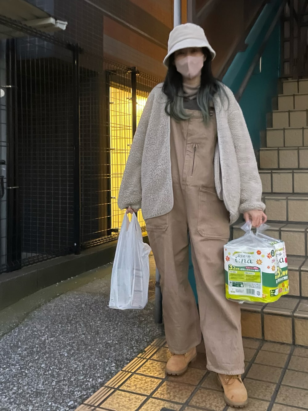 「アラフィフ、オーバーオール、サロペット、ブーツ、バケットハット、カーディガン、ボア、ハット、コーデュロイ」｜「niko and...の[niko and ...JEANS 2021SS]ワイドワークサロペットパンツ（サロペット/オーバーオール、ベージュ系）」を使った、OBASanNOʕ•ᴥ•ʔさん（レディース・161cm）の冬コーディネートの1枚目の写真