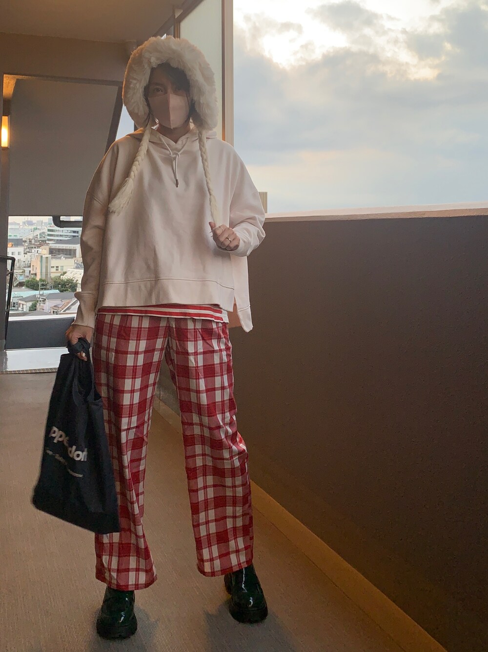 「チェック、チェックパンツ、赤チェック、パンツスタイル、パーカー、白パーカー、今日のコーデ、ニット帽、アラフィフ、カジュアルコーデ、ゆるコーデ」｜「PAGEBOYのクリアチェックパンツ（その他パンツ、レッド系）」を使った、OBASanNOʕ•ᴥ•ʔさん（レディース・161cm）の秋コーディネートの1枚目の写真