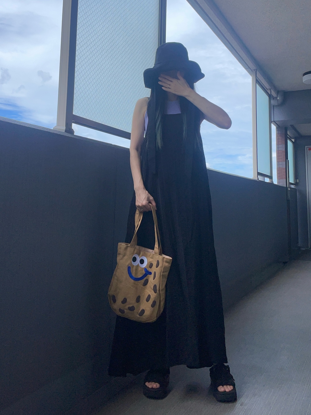 「アラフィフ、キャミワンピ、タンクトップ、ワンピース」｜「THE YOnのリネン混ワイドブリムバケットハット（ハット、ブラック系）」を使った、OBASanNOʕ•ᴥ•ʔさん（レディース・161cm）の秋コーディネートの1枚目の写真
