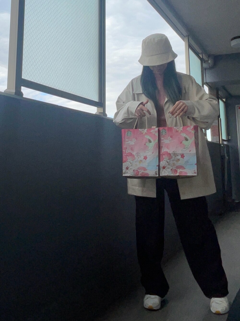 「アラフィフ、シンプルコーデ、春服コーデ、楽チンコーデ、春色、ピンクニット、白スニーカー、パンツコーデ、バケットハット」｜「SHEINのアイテム（ハット、ホワイト系）」を使った、OBASanNOʕ•ᴥ•ʔさん（レディース・161cm）の春コーディネートの1枚目の写真