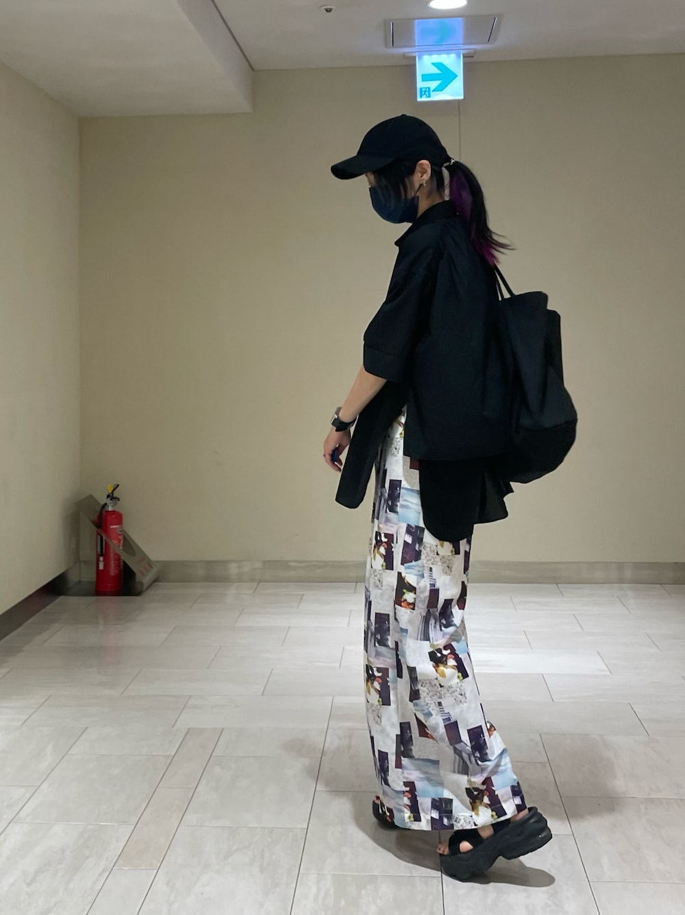 ブラック系のシャツ/ブラウス、ブルー系のその他パンツ、ブラック系のサンダルを着用したレディースの春コーディネートの1枚目の写真