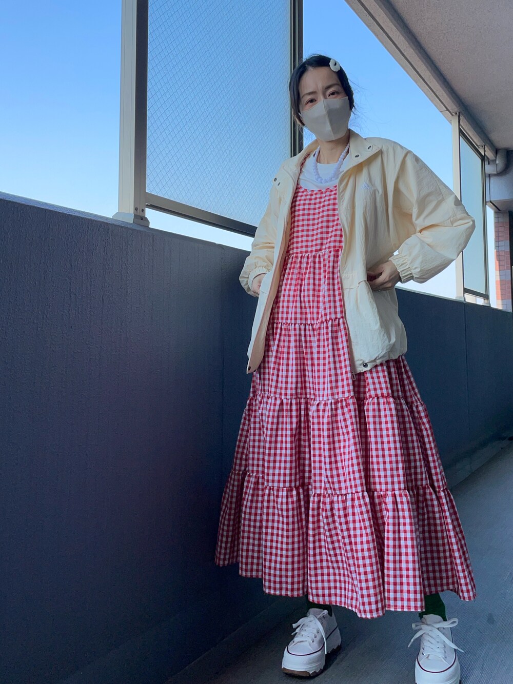 「春めき満開コーデ、アラフィフ、ワンピース、プチプラ」｜「GRLのアイテム（スニーカー、ホワイト系）」を使った、OBASanNOʕ•ᴥ•ʔさん（レディース・161cm）の春コーディネートの1枚目の写真