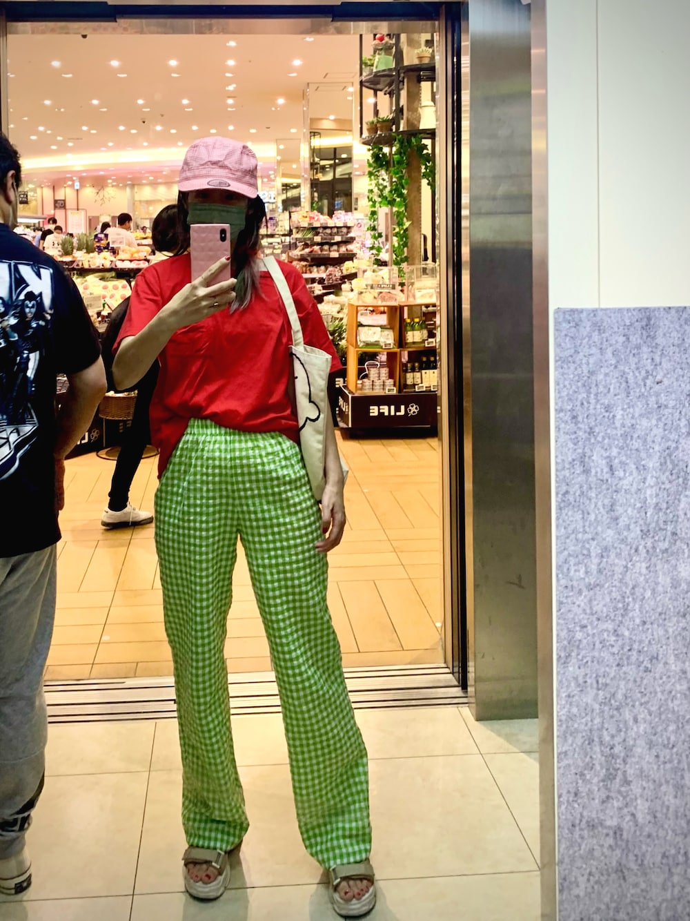 「夏コーデ、ダル着、今日のコーデ、スポーツサンダル、ワークキャップ、NEW ERA、赤Tシャツ、赤、ギンガムチェック、カラー×コーデ、アラフィフ、パンツスタイル、厚底シューズ」｜「SHEINのアイテム（パンツ、グリーン系）」を使った、OBASanNOʕ•ᴥ•ʔさん（レディース・161cm）の夏コーディネートの1枚目の写真