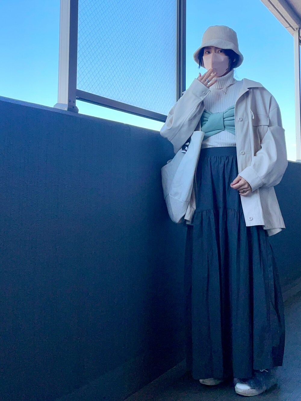 「アラフィフ、プチプラ、ビスチェ、ロングスカート、エコレザー、カバーオール、ファー小物、バケットハット、レイヤードスタイル、タートルネックニット、タートルネック、カジュアルコーデ、スニーカー、ハイカットスニーカー」｜「SHEINのアイテム（ハット、ホワイト系）」を使った、OBASanNOʕ•ᴥ•ʔさん（レディース・161cm）の冬コーディネートの1枚目の写真
