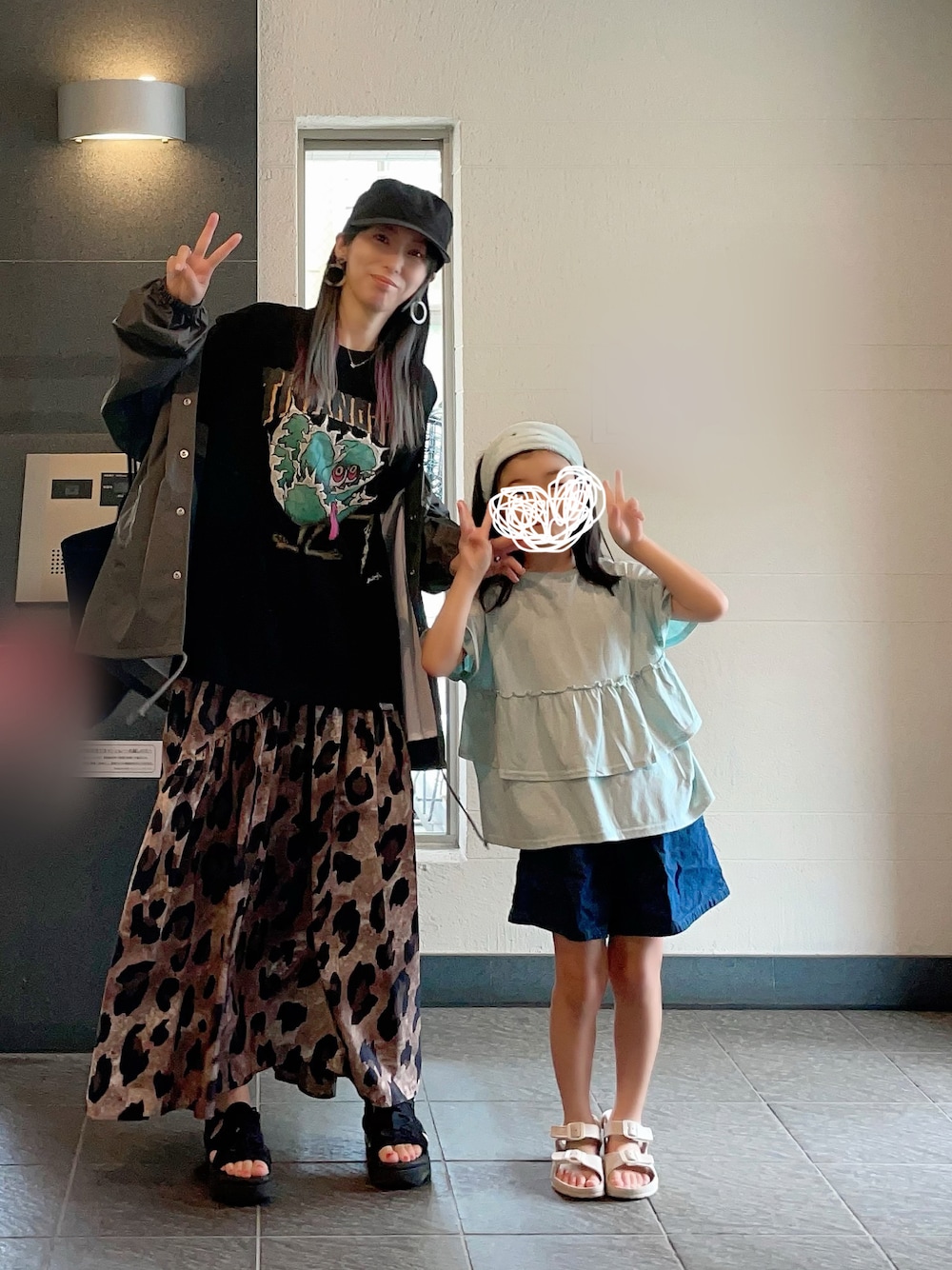 「アラフィフ、Tシャツ、レオパード、ワークキャップ、今日のコーデ、スポーツサンダル、ブラック、プリントT、コーチジャケット、夏だ！Tシャツ着よう！、ロゴT」｜「NEW ERAの【NEW ERA】NE WM01（キャップ、ブラック系）」を使った、OBASanNOʕ•ᴥ•ʔさん（レディース・161cm）の夏コーディネートの1枚目の写真