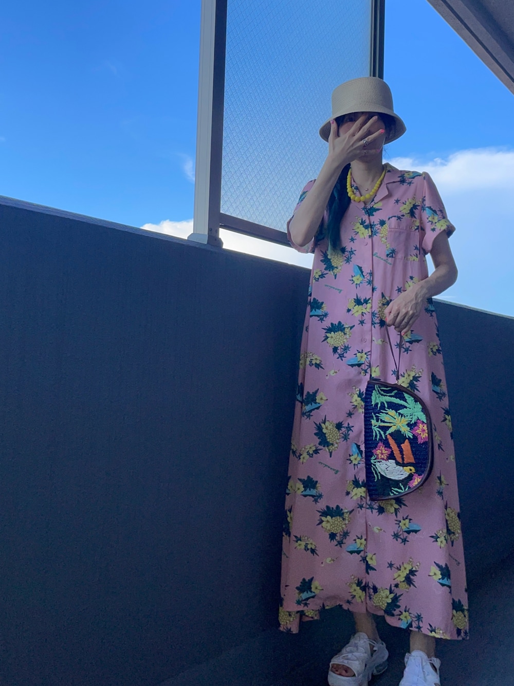 「アツいコーデ全部見せ、アラフィフ、ワンピース、アロハ柄、ストローハット」｜「VIOLETTAのストローバケットハット（ハット、ベージュ系）」を使った、OBASanNOʕ•ᴥ•ʔさん（レディース・161cm）の夏コーディネートの1枚目の写真
