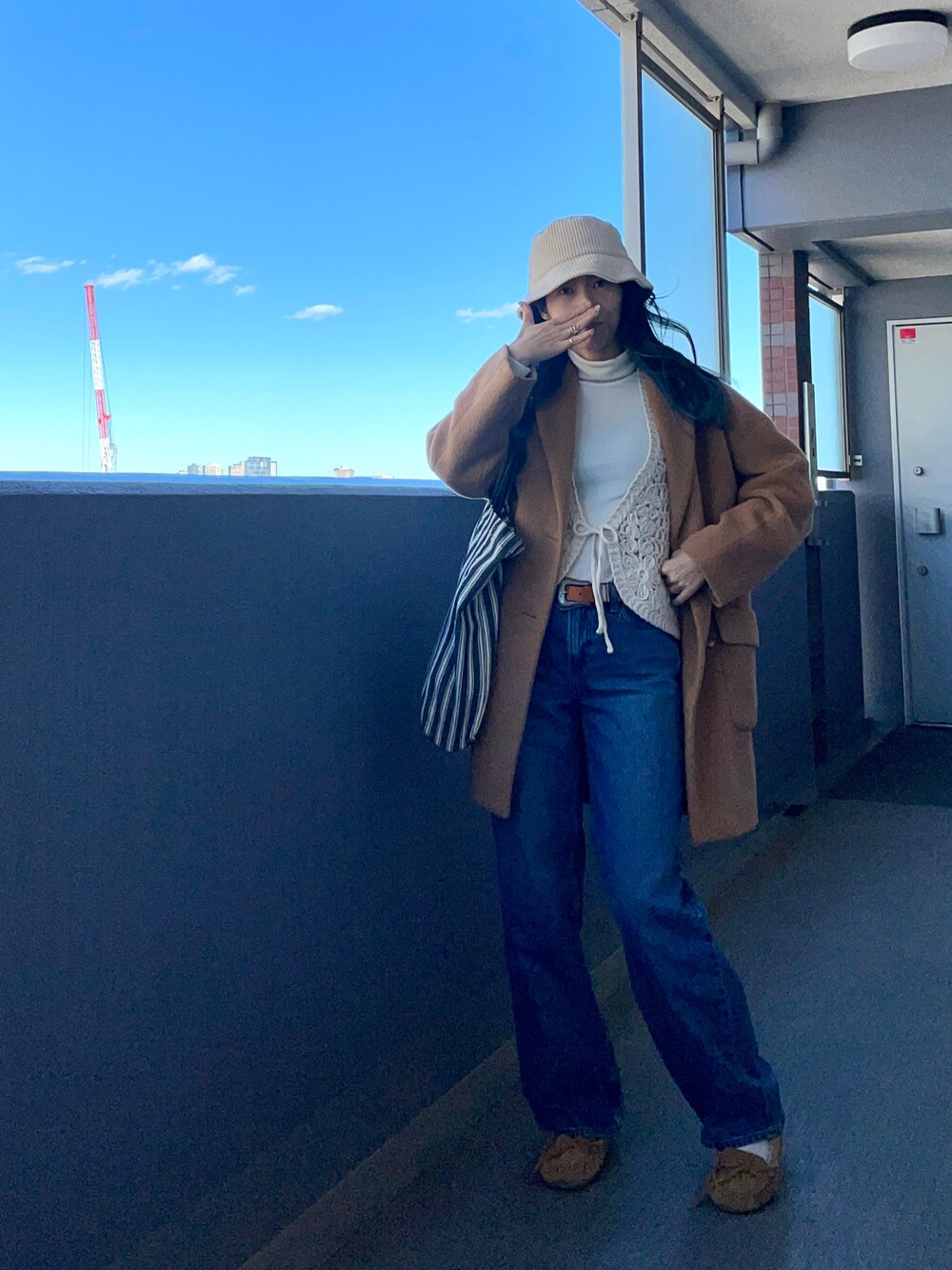 「ファッションを楽しもう、アラフィフ、秋冬コーデ、デニムパンツ、ジーンズ、バギーパンツ、バケットハット、モカシン、ヒートテック、ベスト、レイヤードスタイル、ウエスタンベルト、着回しコーデ」｜「SHEINのアイテム（ハット、ホワイト系）」を使った、OBASanNOʕ•ᴥ•ʔさん（レディース・161cm）の秋コーディネートの1枚目の写真