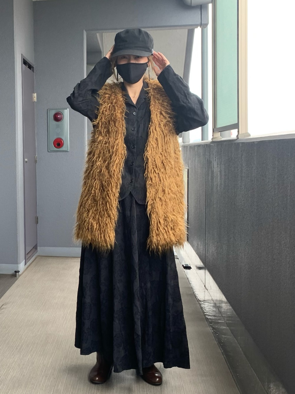 「オトナカジュアル、秋服、初秋コーデ、ゆるコーデ、休日スタイル、アラフィフ、スカート、ロングブーツ、ブラックコーデ、ワークキャップ、ファーベスト、ベスト、ファー、セットアップ、セットアップスタイル」｜「NEW ERAの【NEW ERA】NE WM01（キャップ、ブラック系）」を使った、OBASanNOʕ•ᴥ•ʔさん（レディース・161cm）の秋コーディネートの1枚目の写真