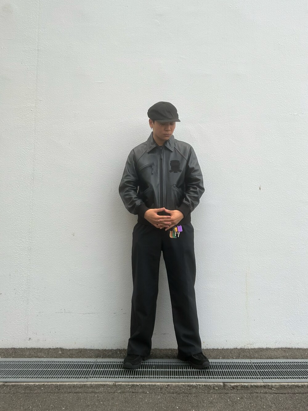 「春服、レザージャケット、versityjacket、ハンチング、休日スタイル、ブラック、thedogandco、春服コーデ、AVIREX、AVIREXBelle」｜「AVIREXのLIGHT SIGNATURE VARSITY JACKET / ライト シグネチャー ヴァーシティ ジャケット / レザー / スタジャン / AVIREX / アヴィレックス（スタジャン、ブラック系）」を使った、木山皓介さん（メンズ・174cm）の春コーディネートの1枚目の写真
