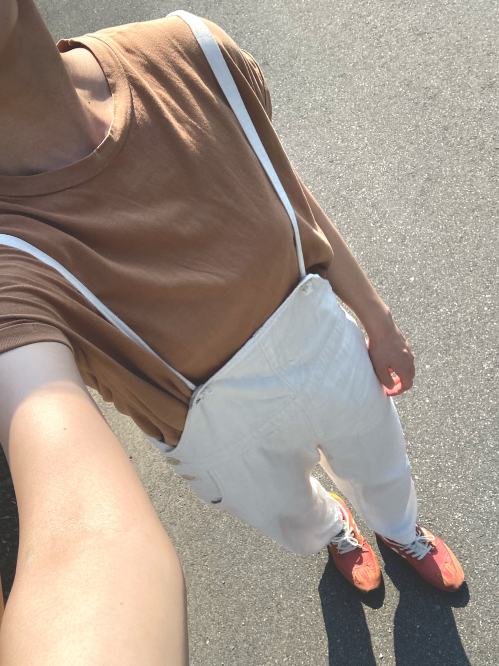 「シンプルコーデ、ラクチンコーデ、休日スタイル、スポーツサンダル、サロペット、10年選手、白×茶」｜「NEW BALANCEの【オンライン限定】■NB U220（スニーカー、レッド系）」を使った、mokashidamoさん（レディース・169cm）の夏コーディネートの1枚目の写真