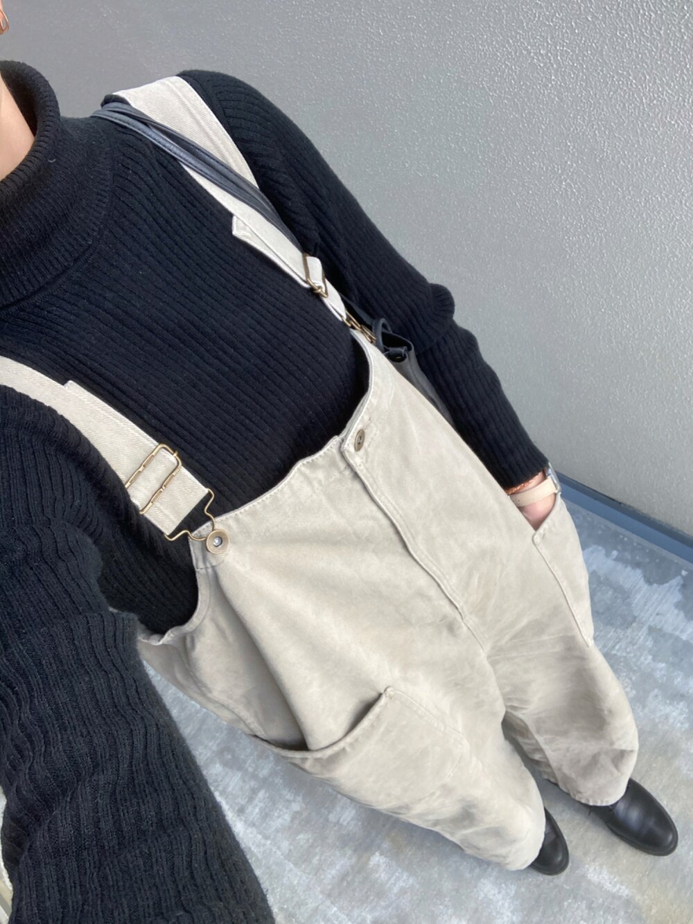 「休日スタイル、ラクチンコーデ、シンプル、モノトーン、サロペット、体型カバー、カフェ」｜「KLEMANのKLEMAN DANON（ドレスシューズ、ブラック系）」を使った、mokashidamoさん（レディース・169cm）の秋コーディネートの1枚目の写真