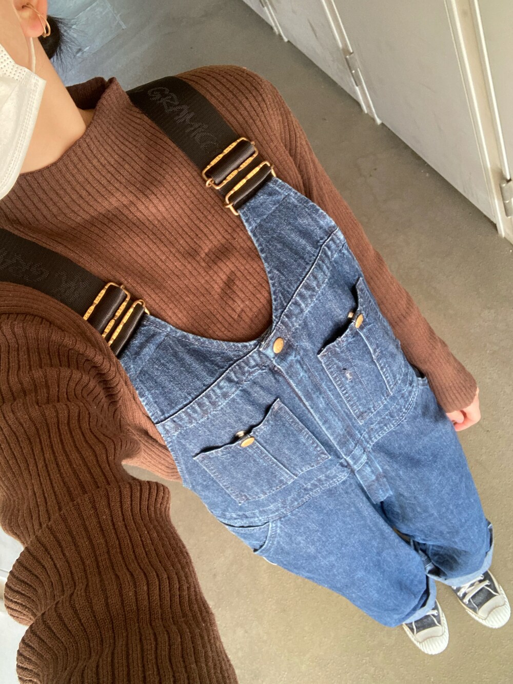 「休日スタイル、ラクチンコーデ、着回しコーデ、ゆったりコーデ、シンプル、サロペット、ニット、コンバース」｜「CONVERSEのアイテム（スニーカー、ブラウン系）」を使った、mokashidamoさん（レディース・169cm）の秋コーディネートの1枚目の写真