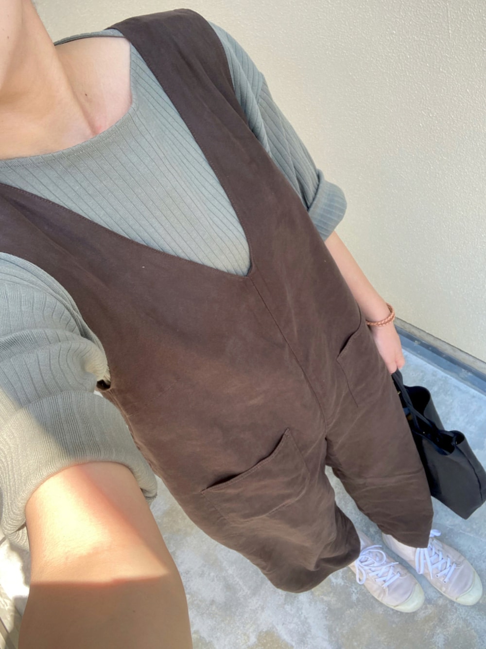 「サロペット、休日スタイル、シンプルコーデ、ラクチンコーデ、着回しコーデ」｜「SLOWのSLOW(スロウ)  utility tote bag horse pit　トートバッグ（トートバッグ、ブラック系）」を使った、mokashidamoさん（レディース・169cm）の秋コーディネートの1枚目の写真
