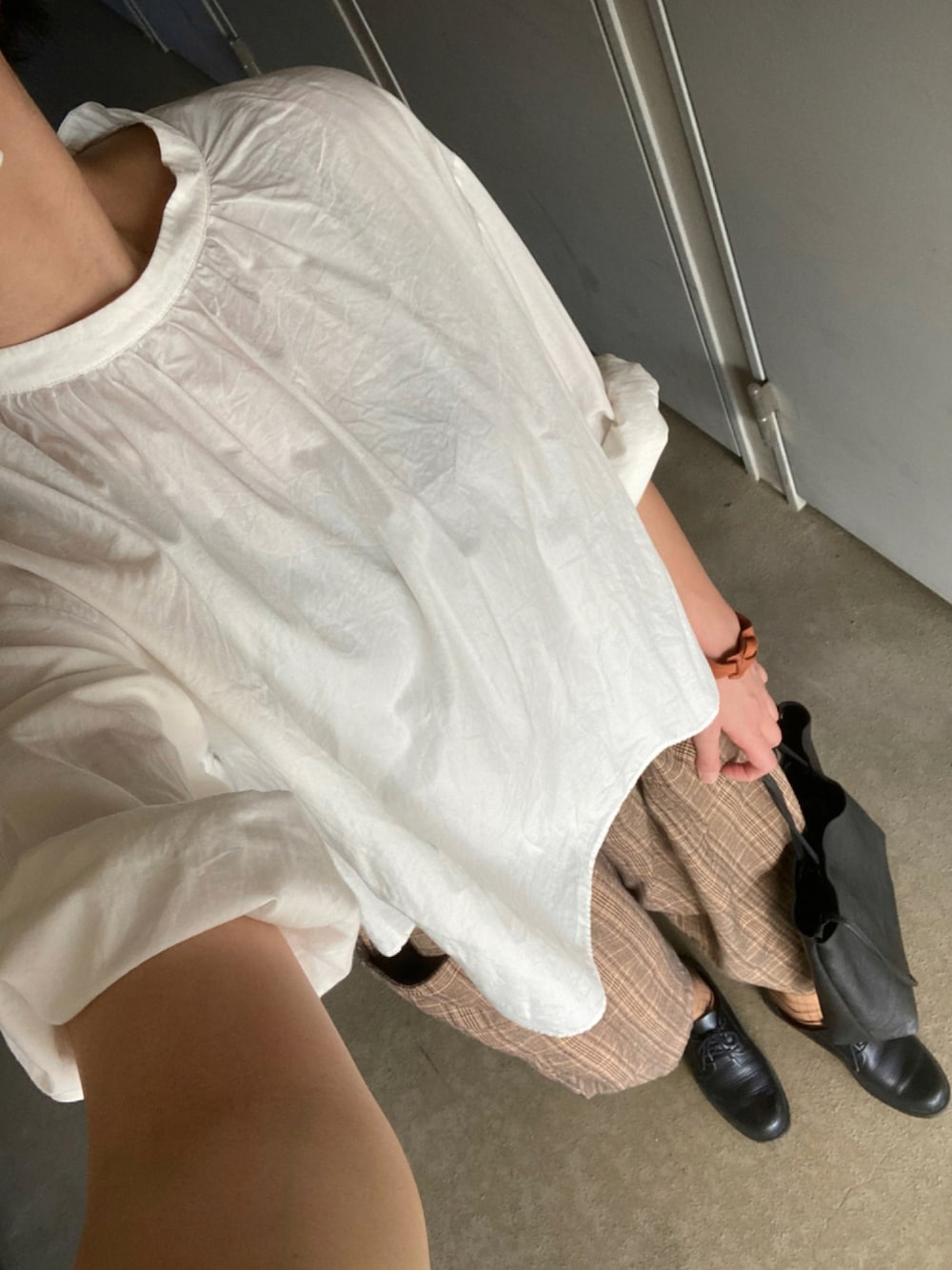 「シンプル、休日スタイル、散歩、リラックススタイル、シャツスタイル、着回しコーデ、おうちファッション」｜「KLEMANのKLEMAN DANON（ドレスシューズ、ブラック系）」を使った、mokashidamoさん（レディース・169cm）の秋コーディネートの1枚目の写真