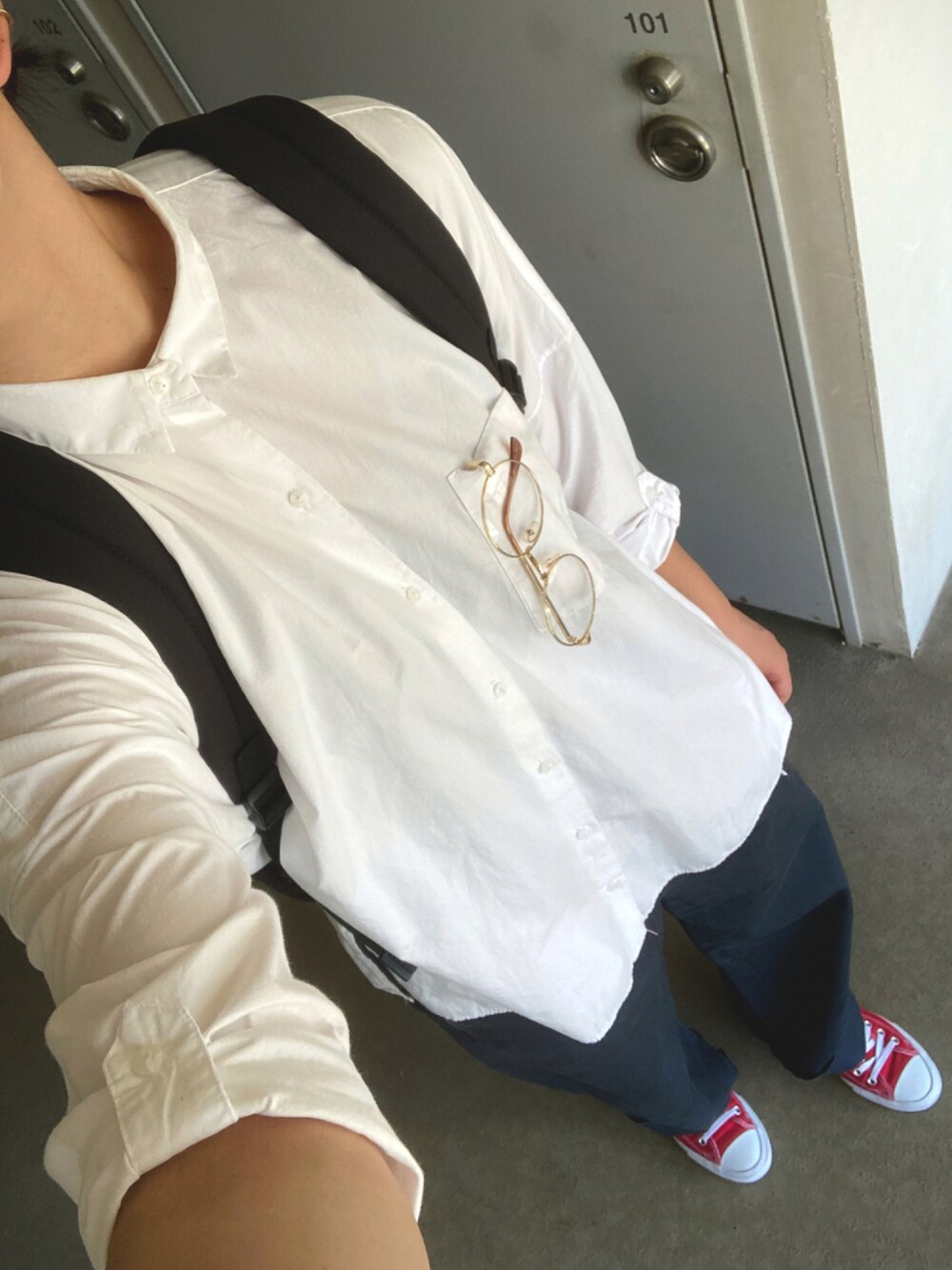 「休日スタイル、ラクチンコーデ、ゆったりコーデ、シンプル、定番、メンズライク、ビックシルエット、勉強スタイル、シャツスタイル、UNIQLO、カーブパンツ、赤コンバース、10年選手」｜「CONVERSE ALL STARの【CONVERSE/定番】ALL STAR 100 COLORS HI 32960562（スニーカー、レッド系）」を使った、mokashidamoさん（レディース・169cm）の秋コーディネートの1枚目の写真