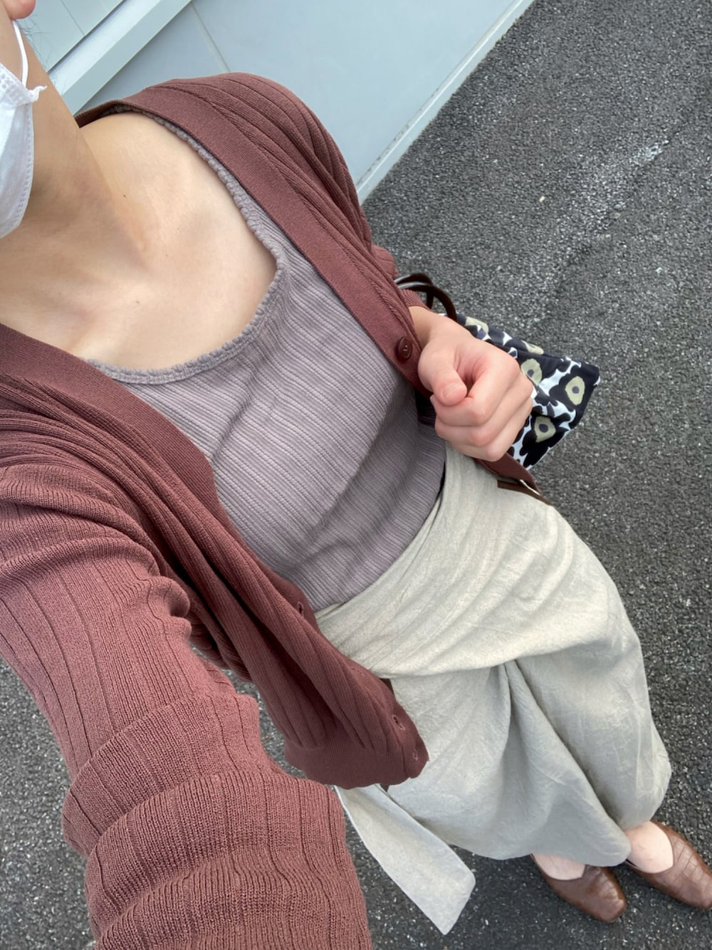 ブラウン系のパンプス、ベージュ系のその他パンツ、ブラウン系のニット/セーターを着用したレディースの秋コーディネートの1枚目の写真